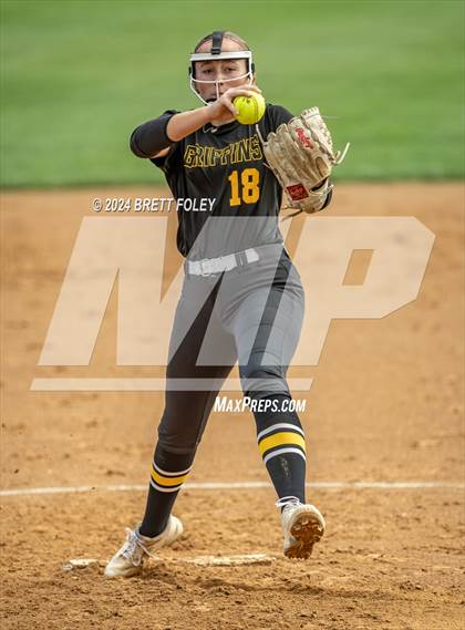 Thumbnail 2 in Gretna East vs. Lincoln Southeast photogallery.
