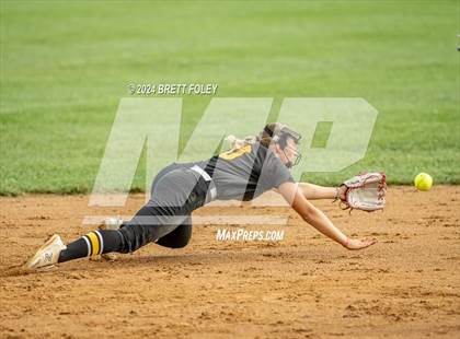 Thumbnail 3 in Gretna East vs. Lincoln Southeast photogallery.