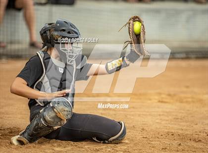 Thumbnail 2 in Gretna East vs. Lincoln Southeast photogallery.