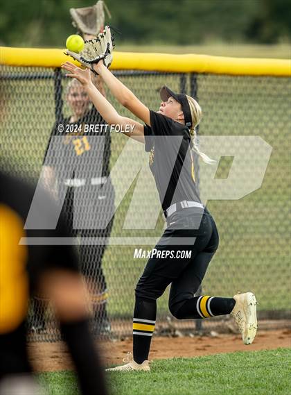 Thumbnail 1 in Gretna East vs. Lincoln Southeast photogallery.