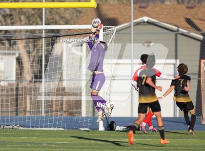 Thumbnail 2 in Arapahoe vs. Denver East (CHSAA 5A Quarterfinal) photogallery.