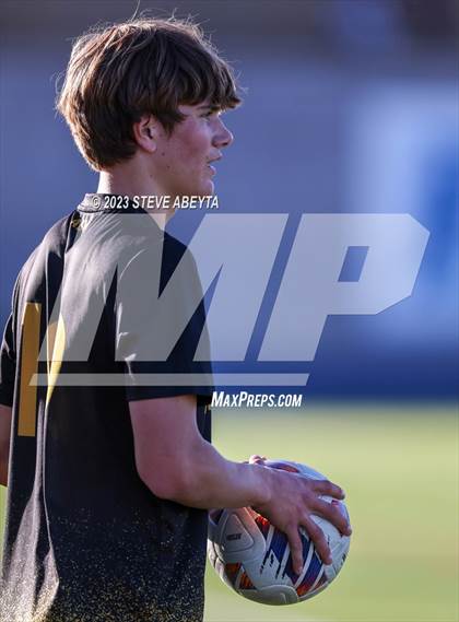 Thumbnail 1 in Arapahoe vs. Denver East (CHSAA 5A Quarterfinal) photogallery.