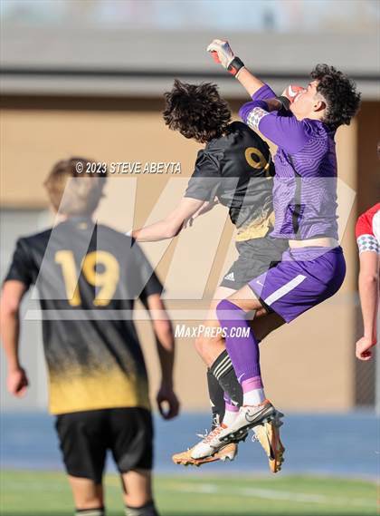 Thumbnail 2 in Arapahoe vs. Denver East (CHSAA 5A Quarterfinal) photogallery.