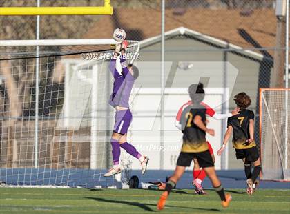 Thumbnail 3 in Arapahoe vs. Denver East (CHSAA 5A Quarterfinal) photogallery.