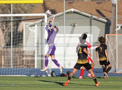 Thumbnail 1 in Arapahoe vs. Denver East (CHSAA 5A Quarterfinal) photogallery.
