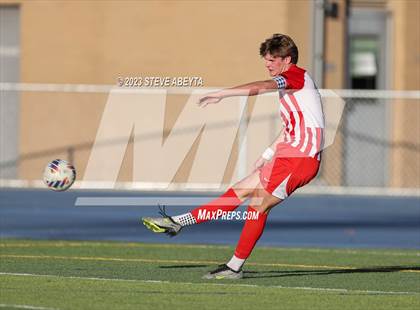 Thumbnail 2 in Arapahoe vs. Denver East (CHSAA 5A Quarterfinal) photogallery.