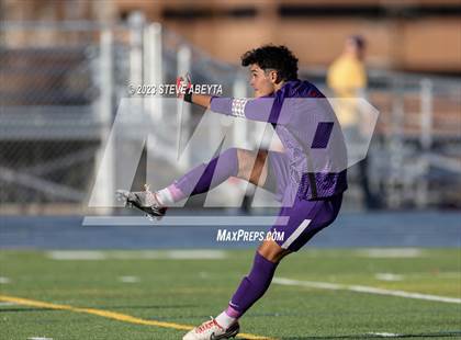 Thumbnail 3 in Arapahoe vs. Denver East (CHSAA 5A Quarterfinal) photogallery.