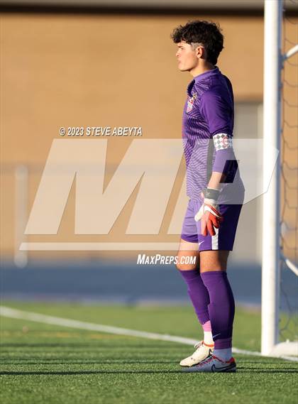 Thumbnail 3 in Arapahoe vs. Denver East (CHSAA 5A Quarterfinal) photogallery.