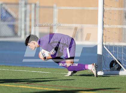 Thumbnail 2 in Arapahoe vs. Denver East (CHSAA 5A Quarterfinal) photogallery.