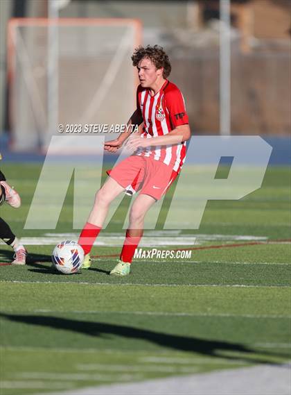 Thumbnail 2 in Arapahoe vs. Denver East (CHSAA 5A Quarterfinal) photogallery.