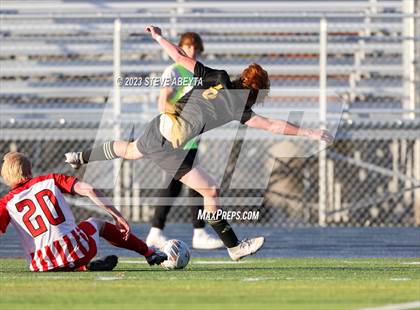 Thumbnail 1 in Arapahoe vs. Denver East (CHSAA 5A Quarterfinal) photogallery.