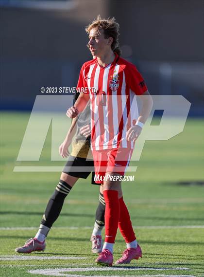 Thumbnail 2 in Arapahoe vs. Denver East (CHSAA 5A Quarterfinal) photogallery.