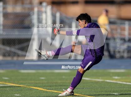 Thumbnail 2 in Arapahoe vs. Denver East (CHSAA 5A Quarterfinal) photogallery.