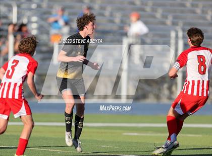 Thumbnail 3 in Arapahoe vs. Denver East (CHSAA 5A Quarterfinal) photogallery.