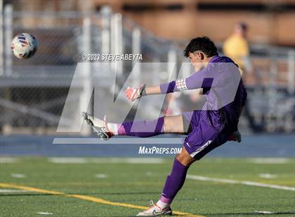 Thumbnail 1 in Arapahoe vs. Denver East (CHSAA 5A Quarterfinal) photogallery.