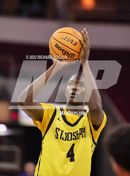 Thumbnail 2 in St. Joseph vs. Bakersfield Christian photogallery.