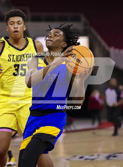 Thumbnail 3 in St. Joseph vs. Bakersfield Christian photogallery.