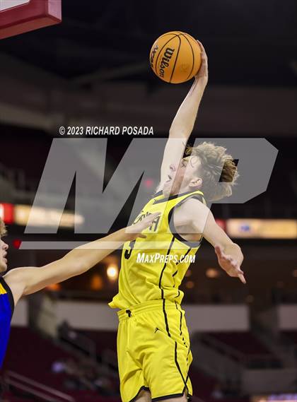 Thumbnail 2 in St. Joseph vs. Bakersfield Christian photogallery.
