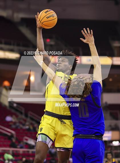 Thumbnail 3 in St. Joseph vs. Bakersfield Christian photogallery.