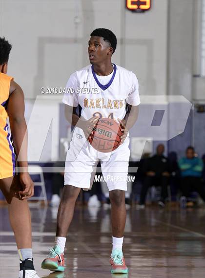 Thumbnail 3 in Washington vs. Oakland Tech (St. Hope Elite Classic) photogallery.