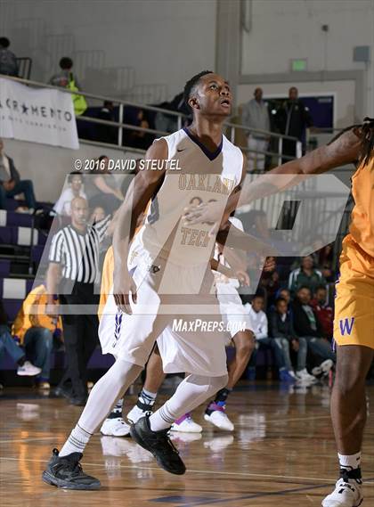 Thumbnail 2 in Washington vs. Oakland Tech (St. Hope Elite Classic) photogallery.