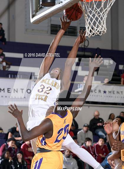 Thumbnail 1 in Washington vs. Oakland Tech (St. Hope Elite Classic) photogallery.