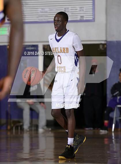 Thumbnail 3 in Washington vs. Oakland Tech (St. Hope Elite Classic) photogallery.