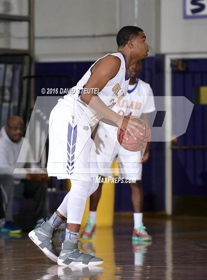 Thumbnail 1 in Washington vs. Oakland Tech (St. Hope Elite Classic) photogallery.