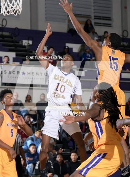 Thumbnail 3 in Washington vs. Oakland Tech (St. Hope Elite Classic) photogallery.