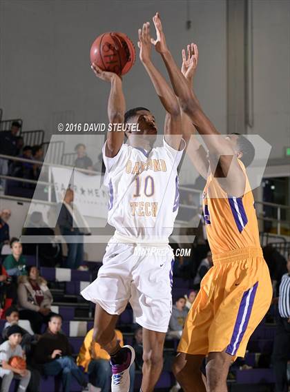 Thumbnail 3 in Washington vs. Oakland Tech (St. Hope Elite Classic) photogallery.
