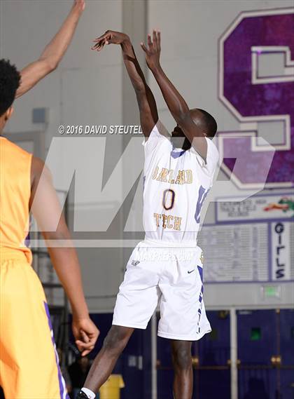 Thumbnail 1 in Washington vs. Oakland Tech (St. Hope Elite Classic) photogallery.