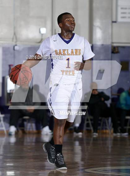 Thumbnail 2 in Washington vs. Oakland Tech (St. Hope Elite Classic) photogallery.
