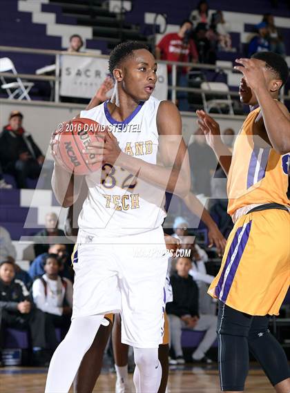 Thumbnail 1 in Washington vs. Oakland Tech (St. Hope Elite Classic) photogallery.