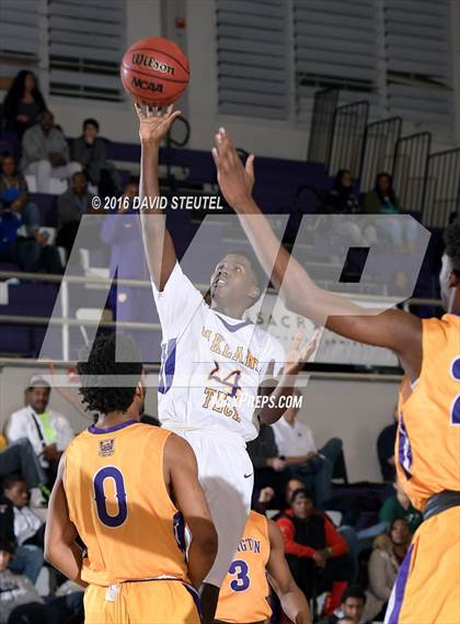 Thumbnail 2 in Washington vs. Oakland Tech (St. Hope Elite Classic) photogallery.