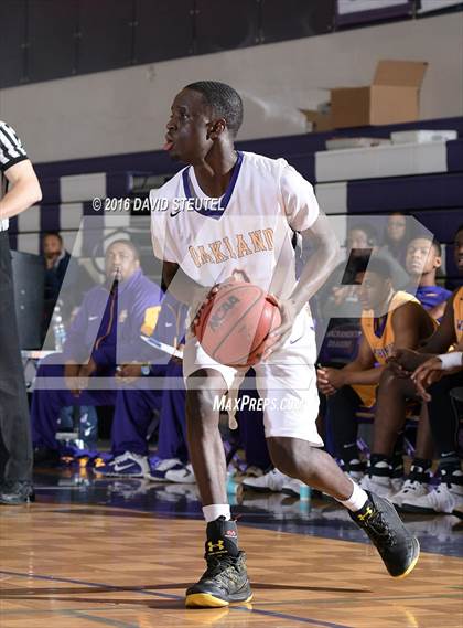 Thumbnail 2 in Washington vs. Oakland Tech (St. Hope Elite Classic) photogallery.