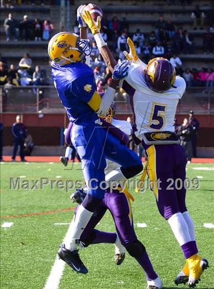 Thumbnail 2 in Automotive vs. South Bronx (PSAL Cup Division Final) photogallery.