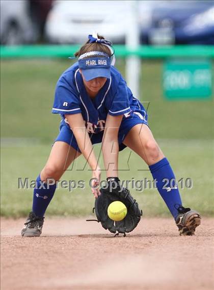 Thumbnail 2 in Floral Park v. Pearl River (NYSPHSAA Class A Semifinal) photogallery.