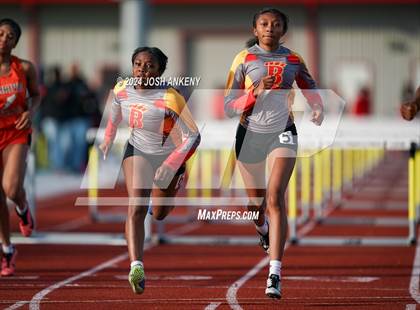 Thumbnail 3 in Red and Gold Relays photogallery.