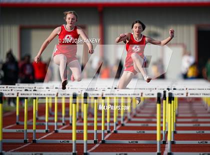 Thumbnail 3 in Red and Gold Relays photogallery.