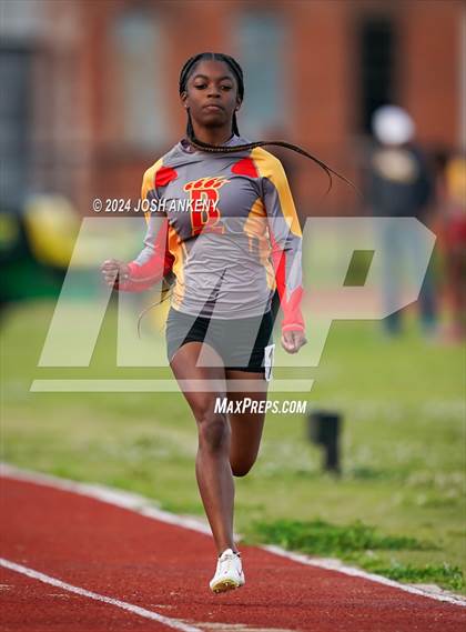 Thumbnail 1 in Red and Gold Relays photogallery.