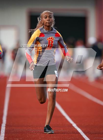 Thumbnail 3 in Red and Gold Relays photogallery.