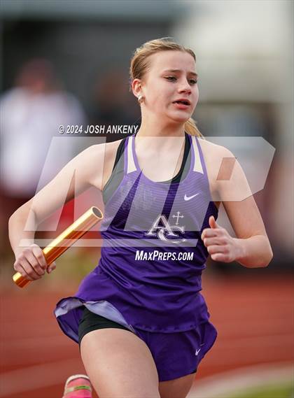 Thumbnail 2 in Red and Gold Relays photogallery.