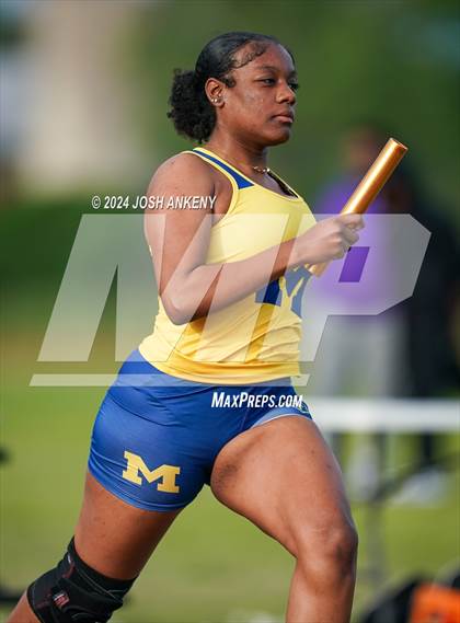 Thumbnail 2 in Red and Gold Relays photogallery.
