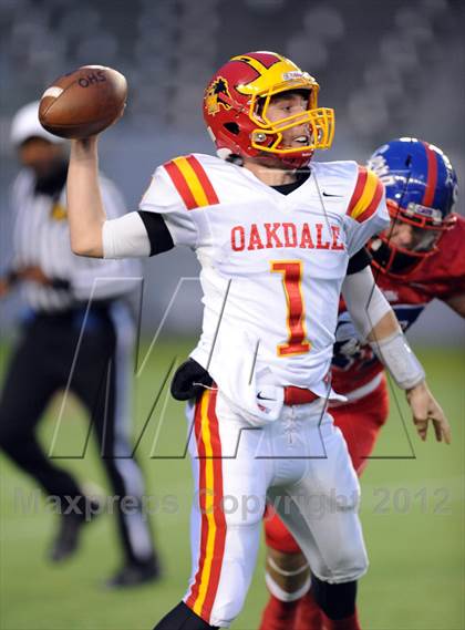 Thumbnail 1 in Oakdale vs. Serra (CIF State D2 Final) photogallery.