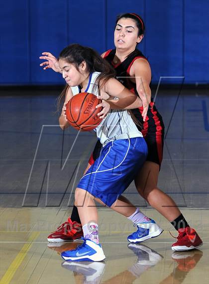 Thumbnail 2 in Burbank vs. Glendale (Burbank Tip Off Classic) photogallery.