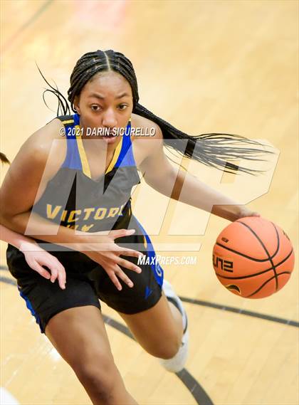 Thumbnail 2 in Oaks Christian vs Victory Christian Center (Nike Tournament of Champions) photogallery.