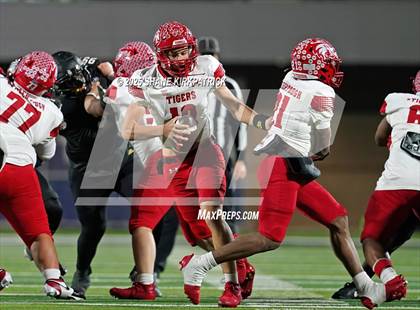 Thumbnail 1 in Terrell vs South Oak Cliff (UIL 5A Div 2 Regional Semifinal) photogallery.