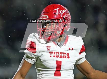Thumbnail 3 in Terrell vs South Oak Cliff (UIL 5A Div 2 Regional Semifinal) photogallery.