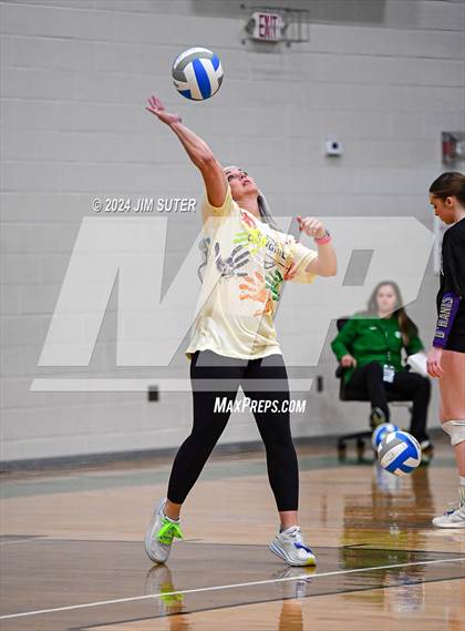 Thumbnail 3 in D'Hanis vs Round Top-Carmine (UIL Volleyball 1A Region III Semifinal) photogallery.