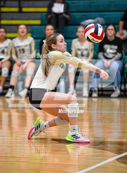 Thumbnail 3 in D'Hanis vs Round Top-Carmine (UIL Volleyball 1A Region III Semifinal) photogallery.